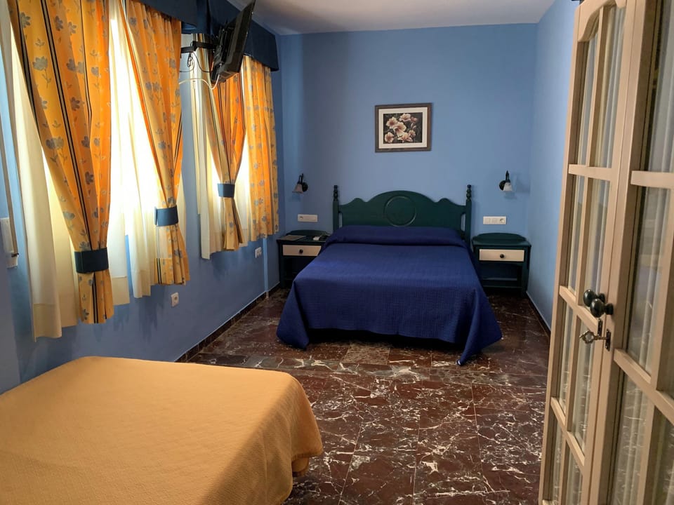 Triple Room | Desk, laptop workspace, WiFi (free)