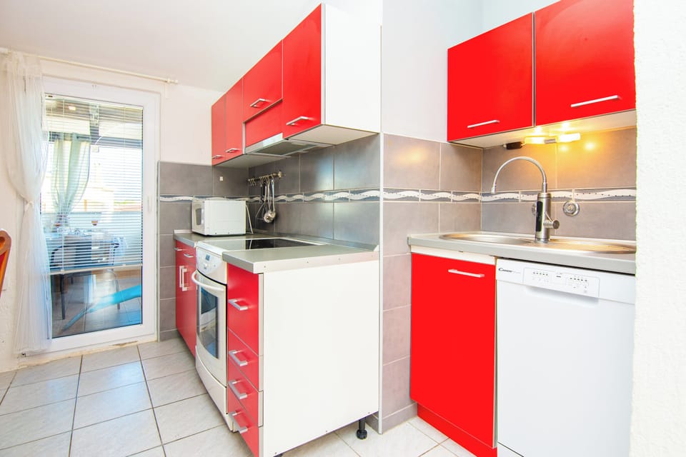 Classic Apartment, Balcony, Courtyard View | Private kitchen | Full-size fridge, microwave, oven, stovetop