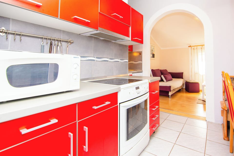 Full-size fridge, microwave, oven, stovetop