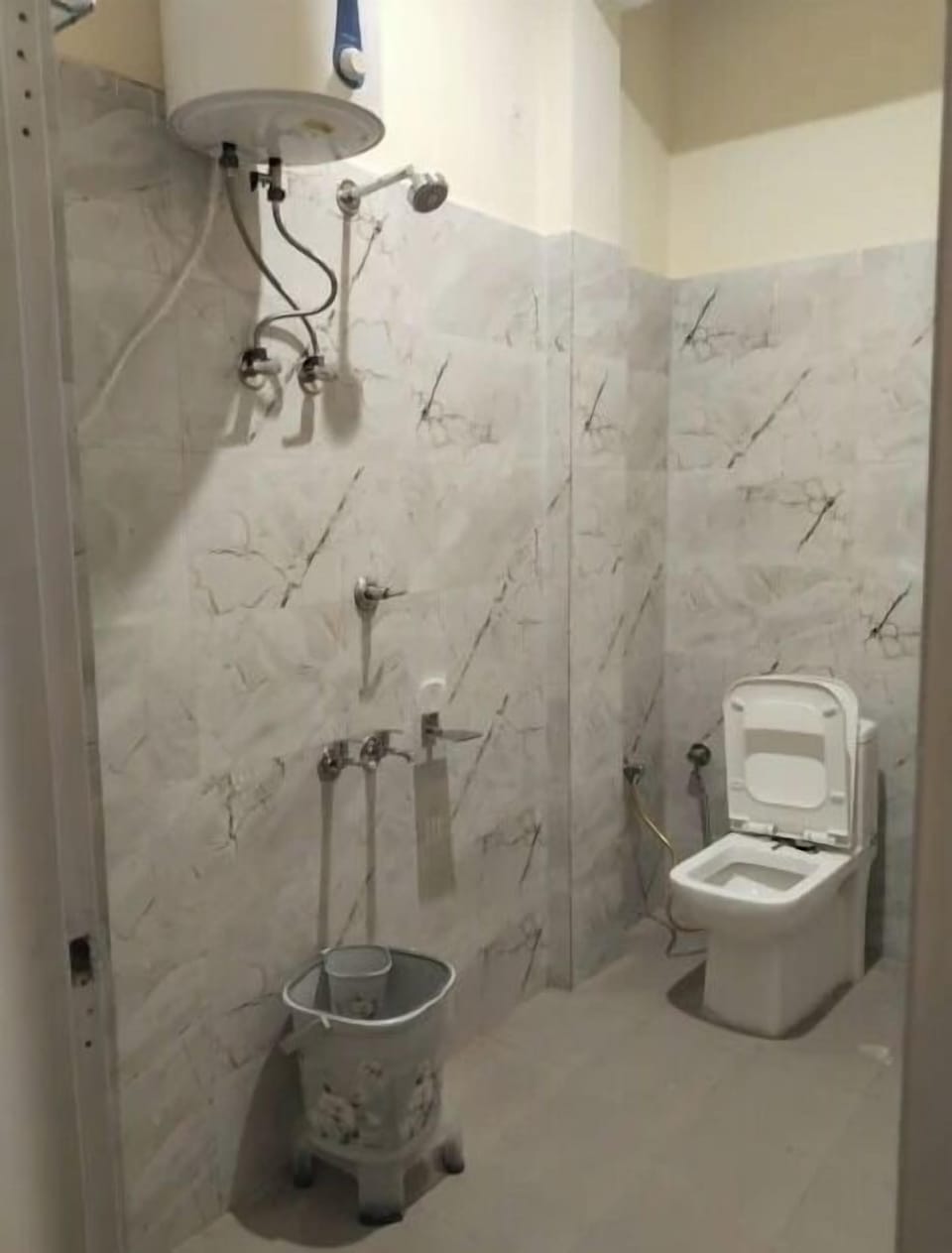 Premium Room | Bathroom | Shower, towels, soap, shampoo
