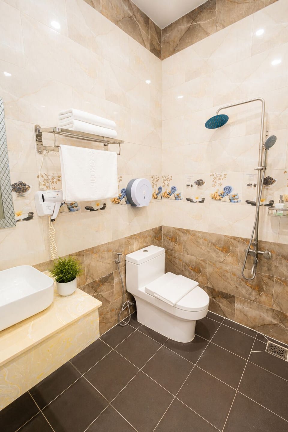 Standard Triple Room | Bathroom | Shower, rainfall showerhead, hair dryer, slippers