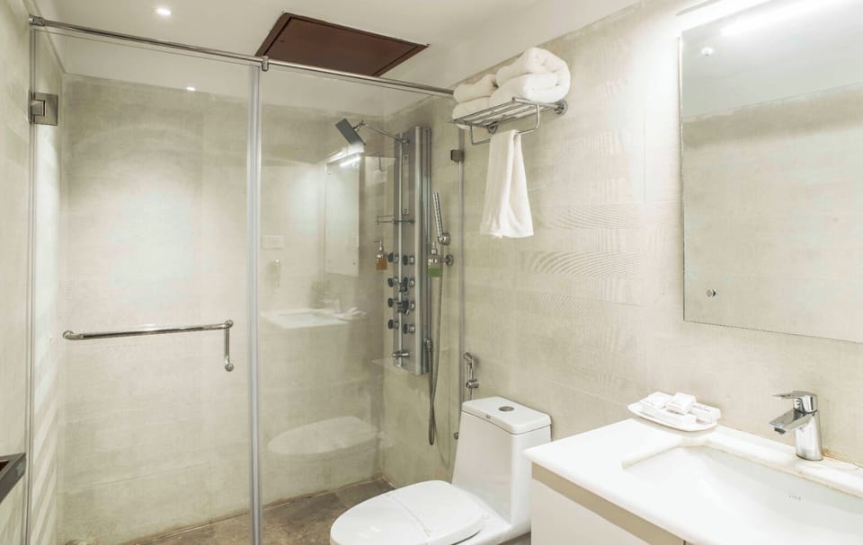 Deluxe Double Room | Bathroom | Shower, slippers, bidet, towels
