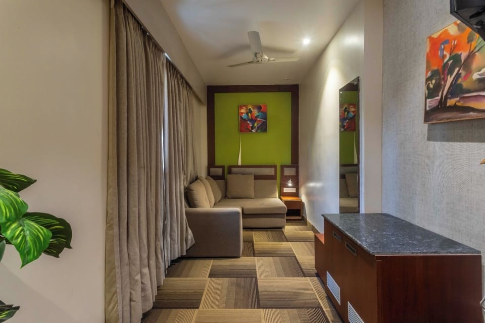 Signature Room | Laptop workspace, soundproofing, free WiFi
