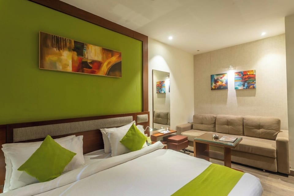 Deluxe Double Room | Laptop workspace, soundproofing, free WiFi