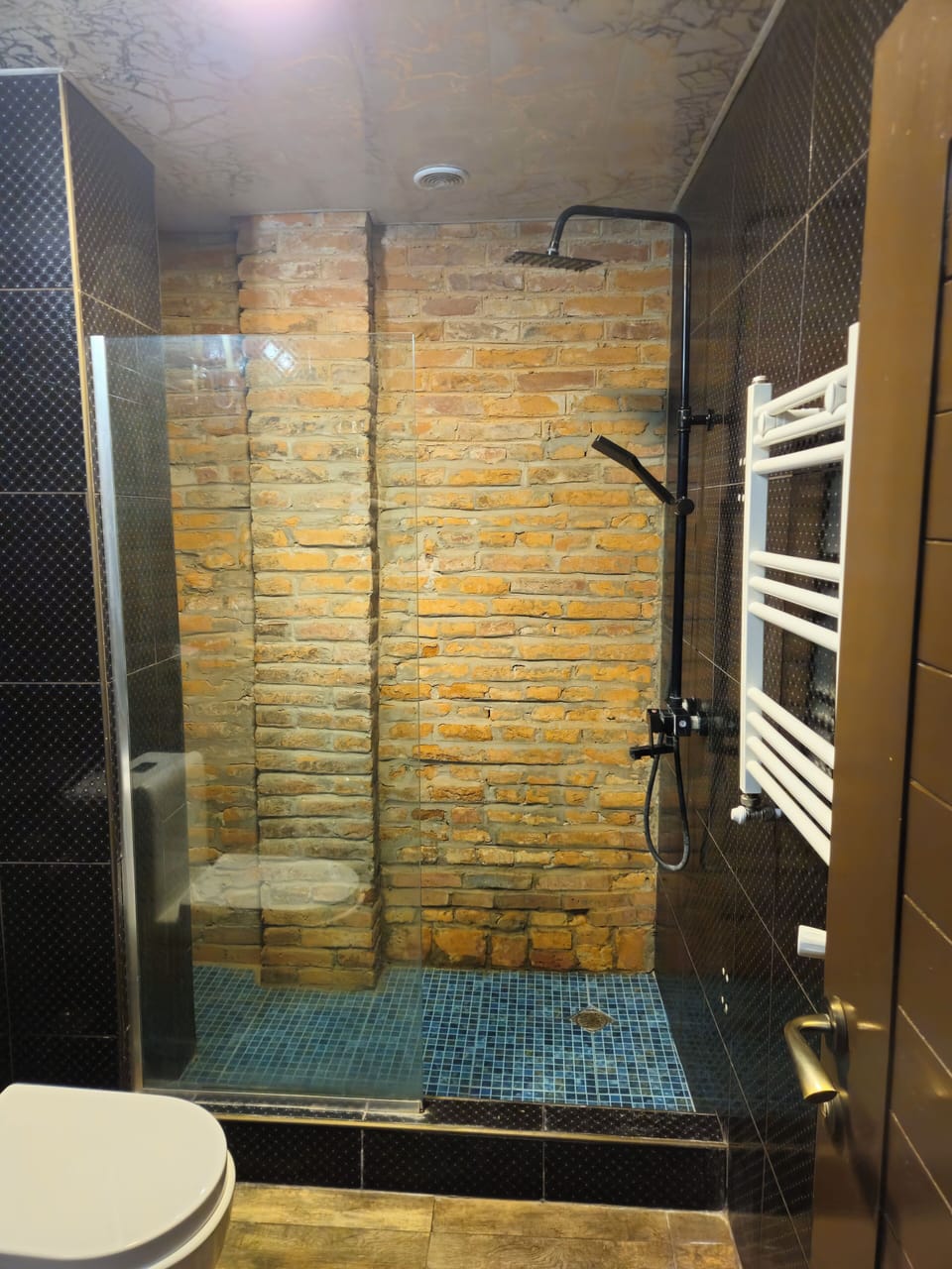 Economy Twin Room | Bathroom | Slippers