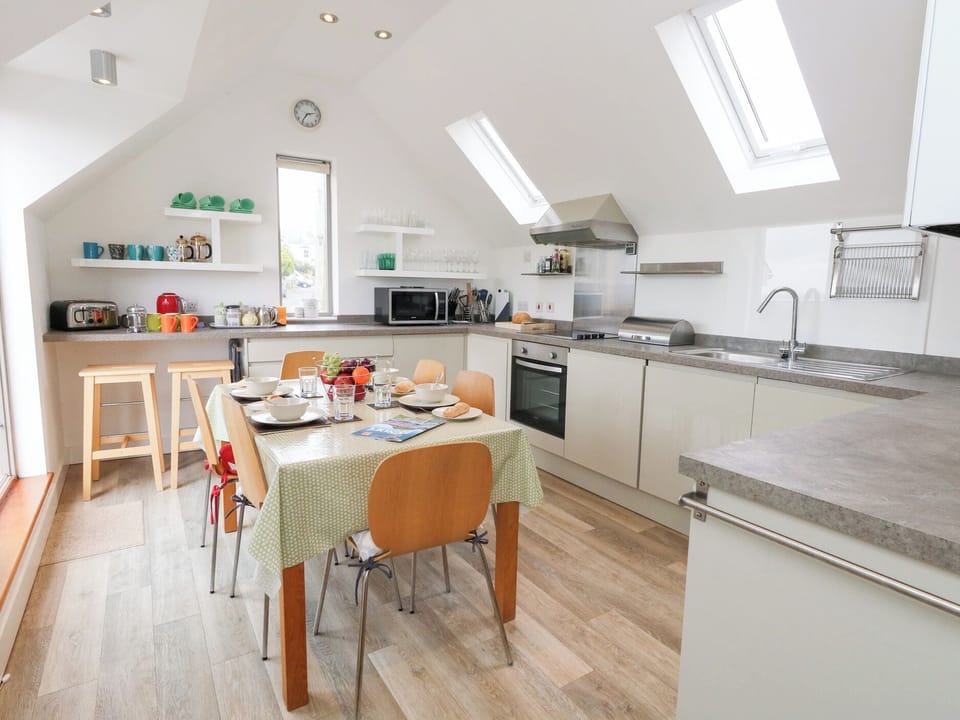 Cottage | Private kitchen | Dishwasher, cookware/dishes/utensils