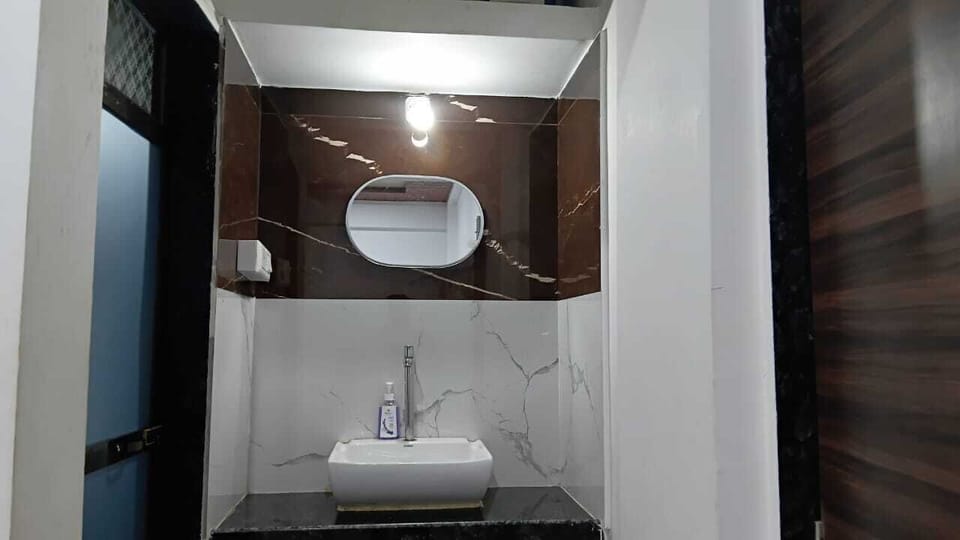 Shower, free toiletries, towels, shampoo
