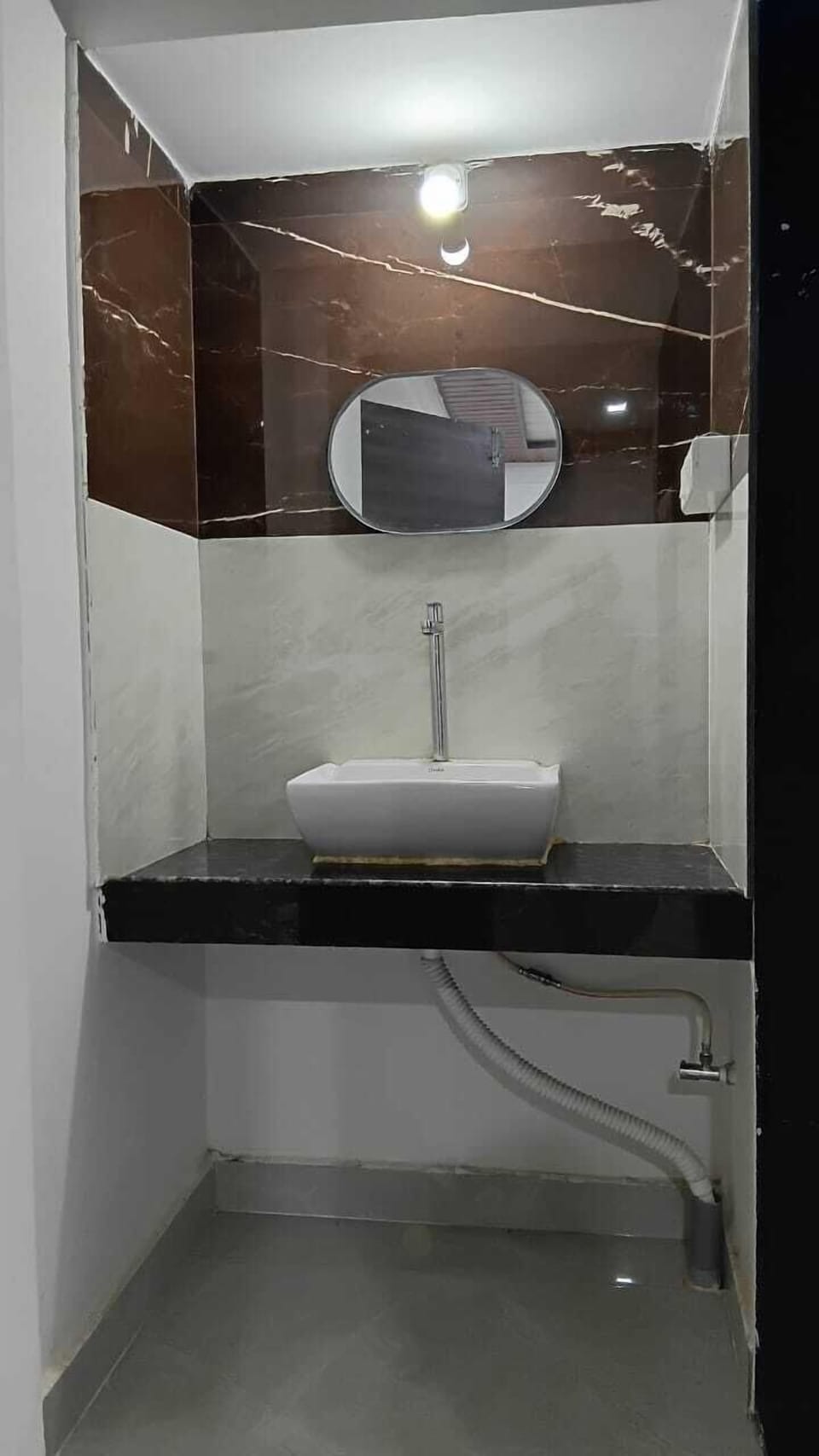 Deluxe Room | Bathroom | Shower, free toiletries, towels, shampoo