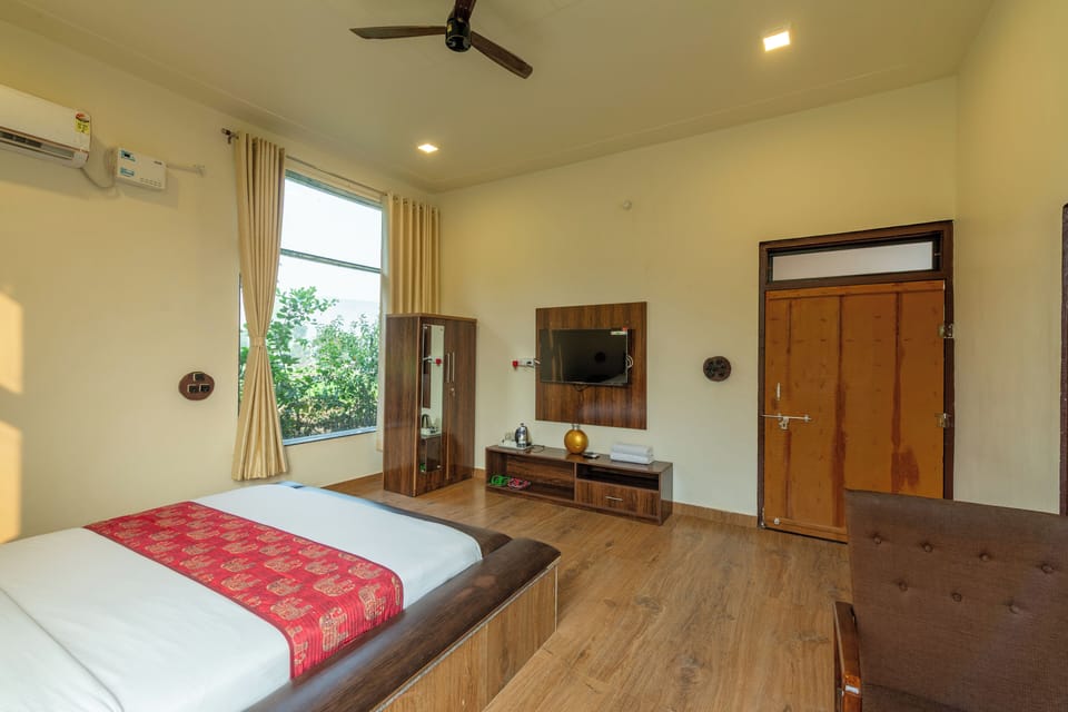 Deluxe Room, Mountain View | Desk, WiFi (free)