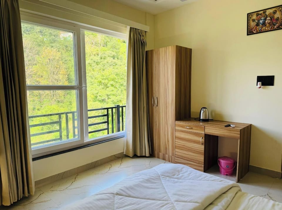 Desk, free WiFi, bed sheets