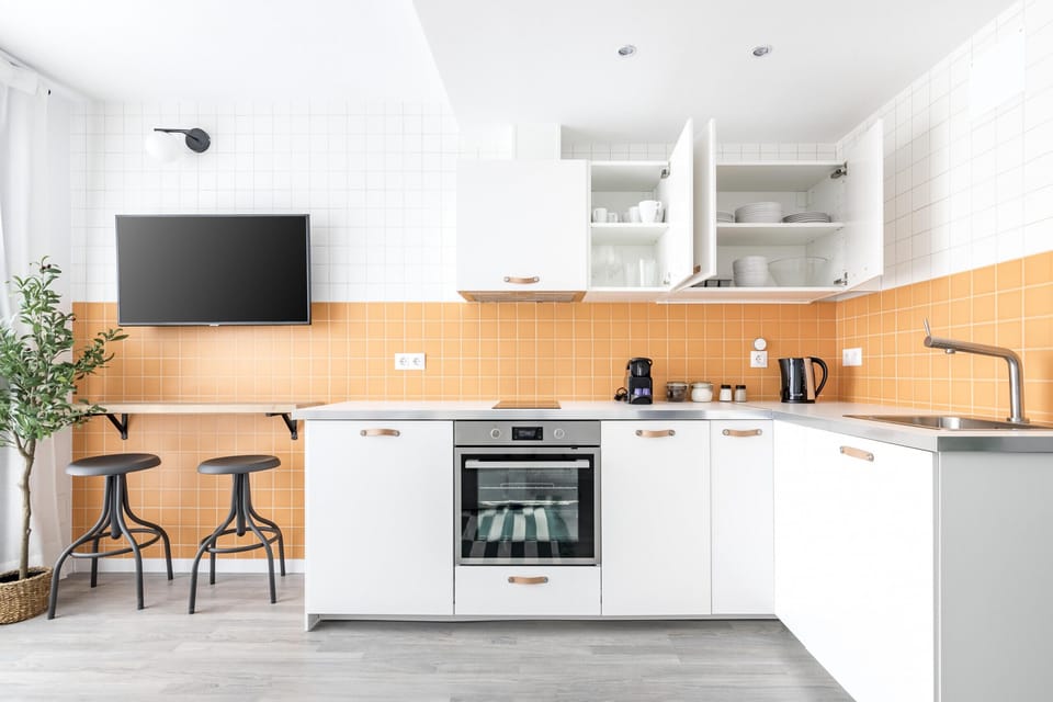 Classic Apartment | Private kitchen | Fridge, microwave, oven, highchair