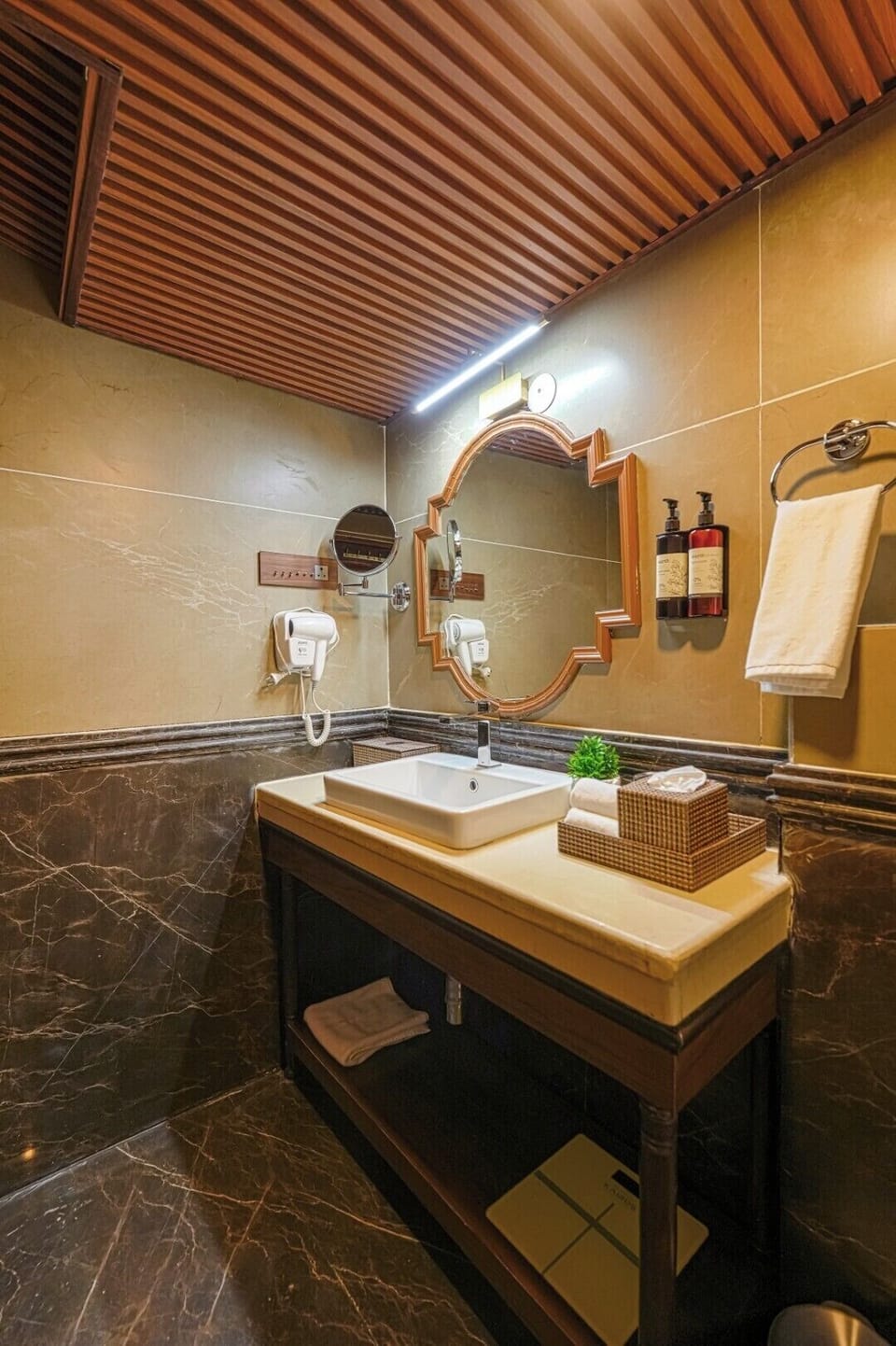 Classic Room with 15% Food and Drink|Early Check in|Late check out|Signature Sundown Bonfire | Bathroom | Shower, designer toiletries, hair dryer, slippers