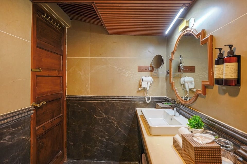 Classic Room with 15% Food and Drink|Early Check in|Late check out|Signature Sundown Bonfire | Bathroom | Shower, designer toiletries, hair dryer, slippers