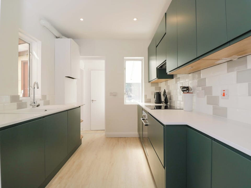 Fridge, dishwasher, toaster, cookware/dishes/utensils