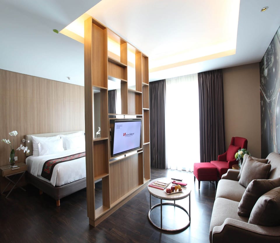 Premium bedding, minibar, in-room safe, desk