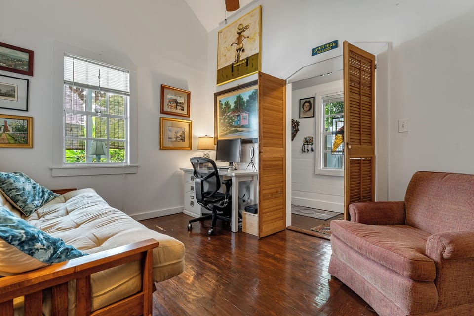 Cozy guestroom/office