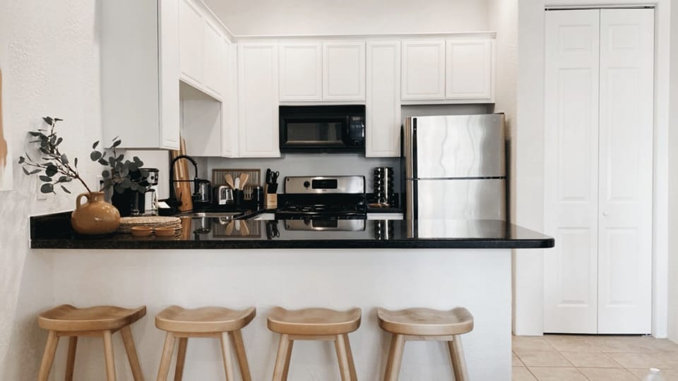 Pull up a stool for some morning coffee and breakfast. Full kitchen.