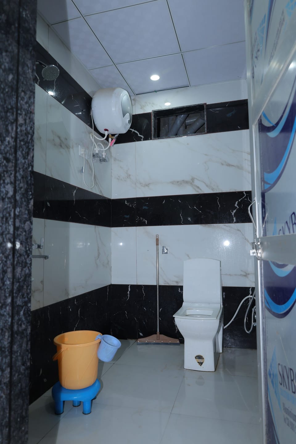 Triple Room, Air conditioning | Bathroom | Shower, towels, soap, shampoo