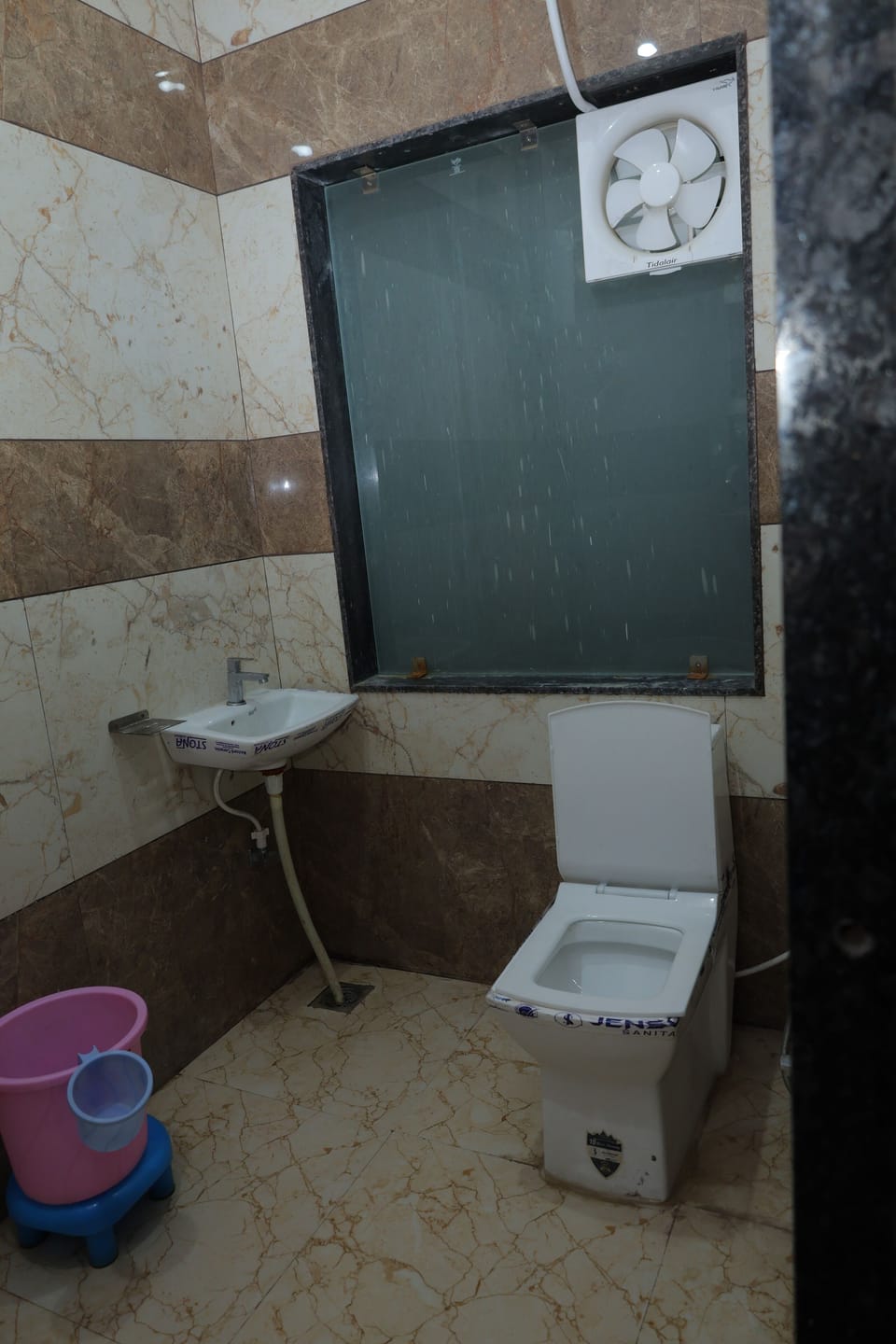 Deluxe Room, Air conditioning | Bathroom | Shower, towels, soap, shampoo