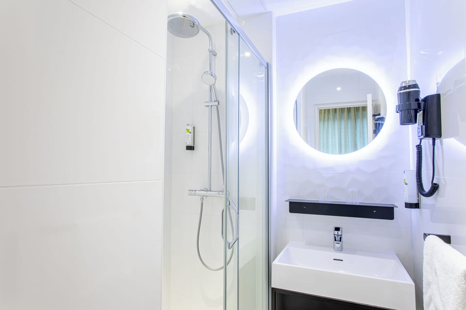 Classic Twin Room | Bathroom | Hair dryer, soap, shampoo, toilet paper