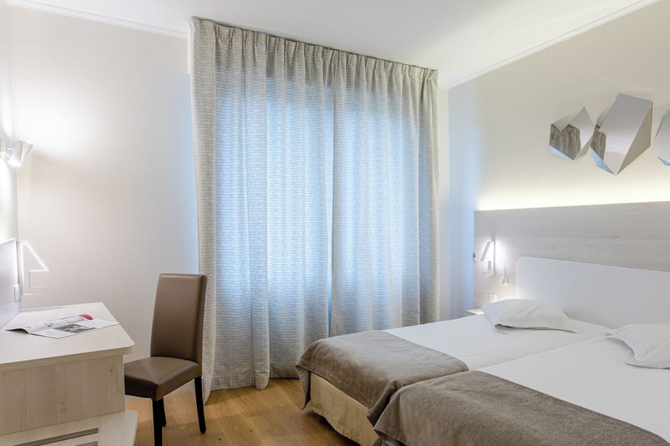 Classic Twin Room | Desk, soundproofing, free WiFi, bed sheets