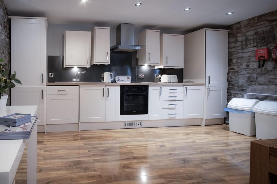 Cottage (3 Bedrooms) | Private kitchen | Microwave, oven, stovetop, electric kettle