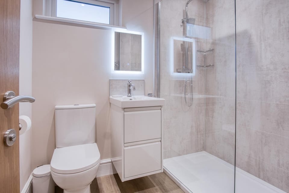Waterfront 1 - 1 Bedroom Apartment - Wisemans Bridge Apartment in Amroth