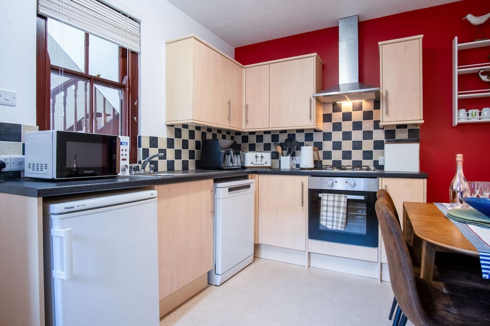Apartment (2 Bedrooms) | Private kitchen | Microwave, oven, stovetop, dishwasher