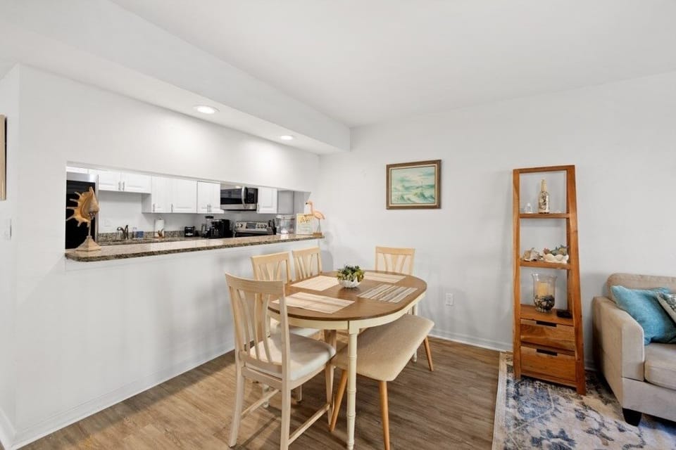 Condo, 2 Bedrooms | Dining