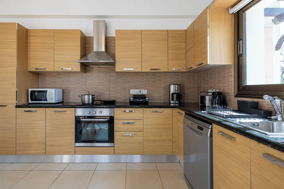Apartment, 2 Bedrooms, Kitchen, Pool View | Private kitchen | Full-size fridge, microwave, oven, stovetop