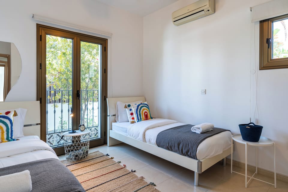 Apartment, 2 Bedrooms, Kitchen, Pool View | Blackout drapes, iron/ironing board, WiFi (free)