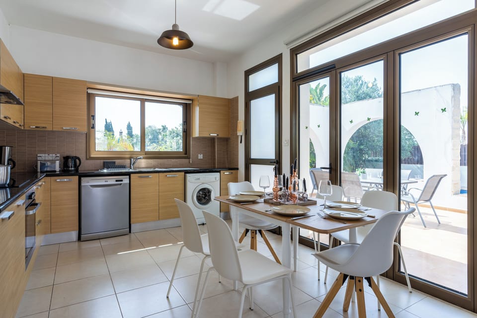 Apartment, 2 Bedrooms, Kitchen, Pool View | Private kitchen | Full-size fridge, microwave, oven, stovetop