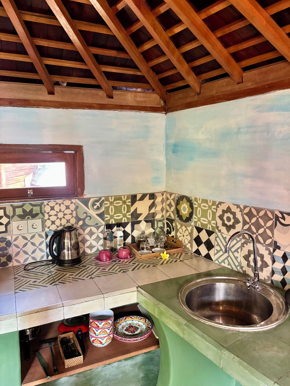 Traditional Bungalow, Kitchen, Pool View | Room amenity