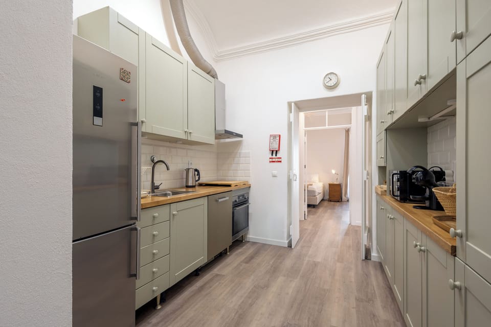 Full kitchen; stove, oven, microwave, toaster, kettle and coffee machine.