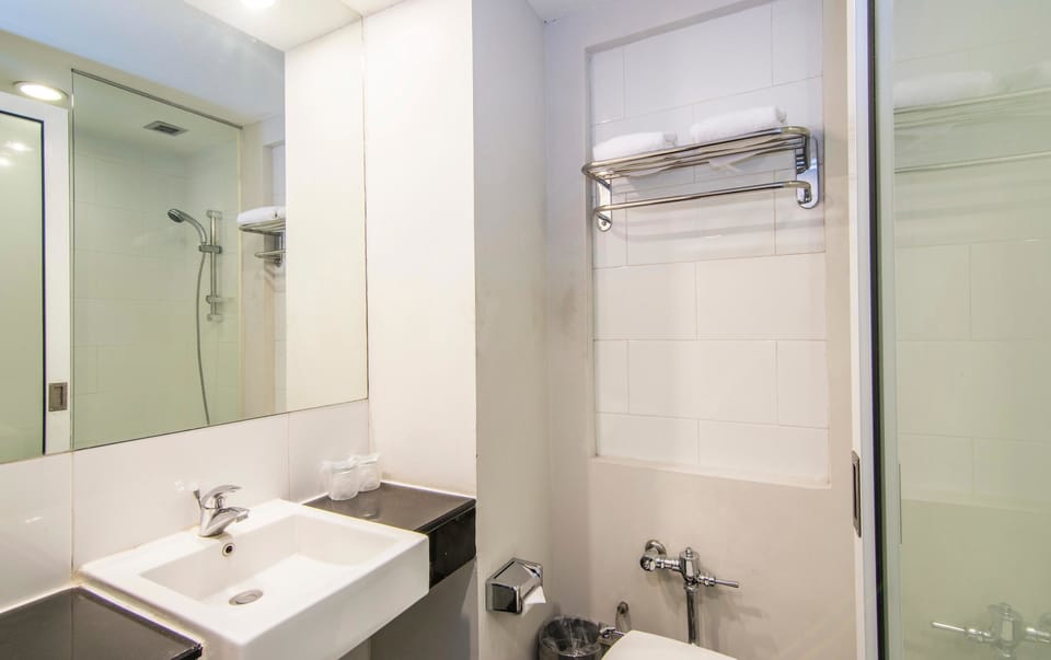 Junior Suite | Bathroom | Free toiletries, bidet, towels