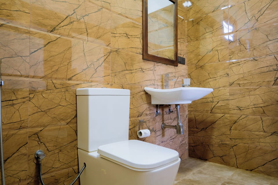 Deluxe Double Room, 1 Queen Bed | Bathroom | Free toiletries, bidet, towels, soap