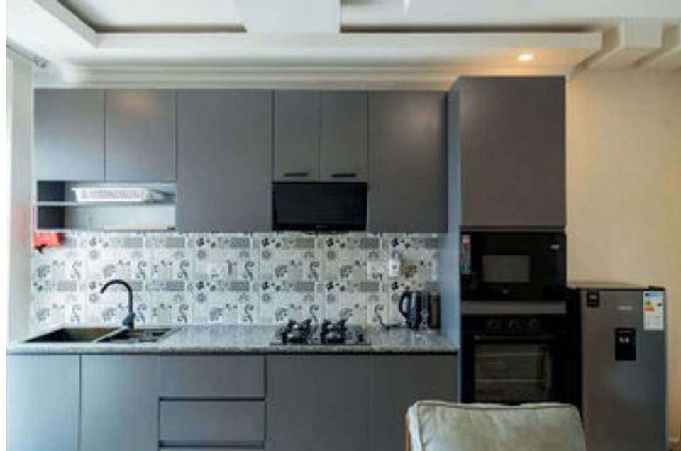 Microwave, cookware/dishes/utensils
