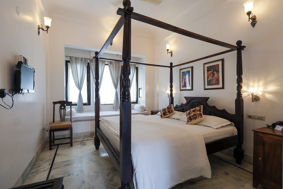 Deluxe Room | 1 bedroom, premium bedding, in-room safe, desk