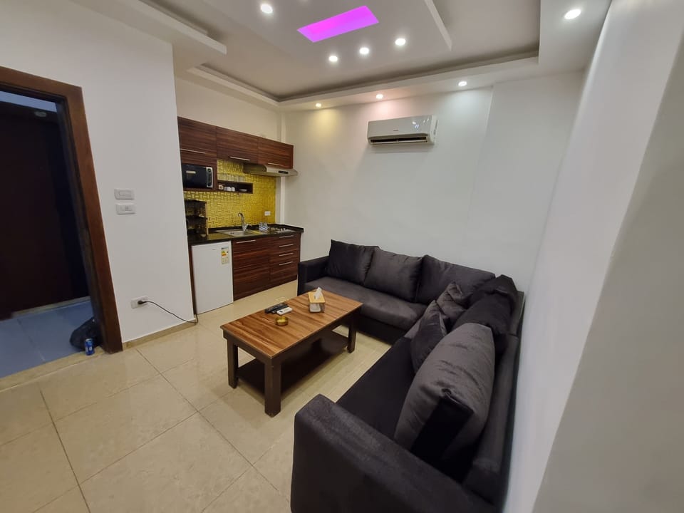 Apartment, 1 Bedroom, Accessible, Smoking | Living room