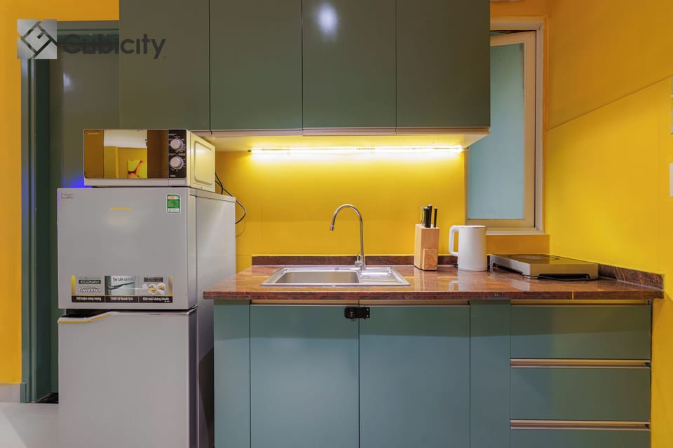 Standard Twin Room, City View | Private kitchen | Fridge, microwave, oven, stovetop