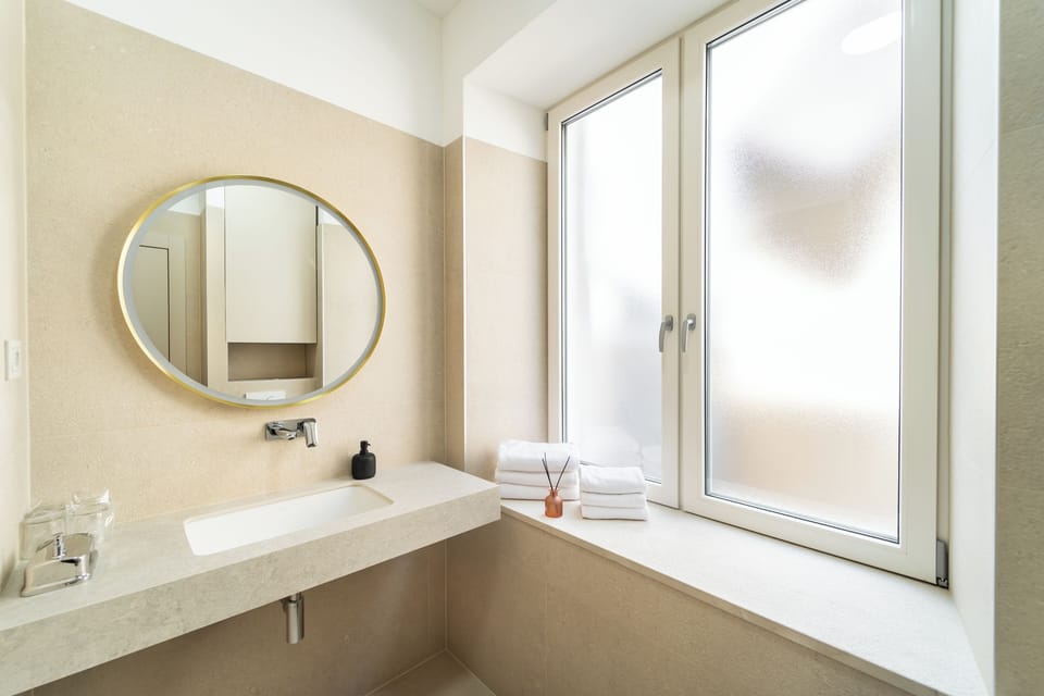 Luxury Double or Twin Room (9) | Bathroom | Shower, hair dryer, soap, shampoo