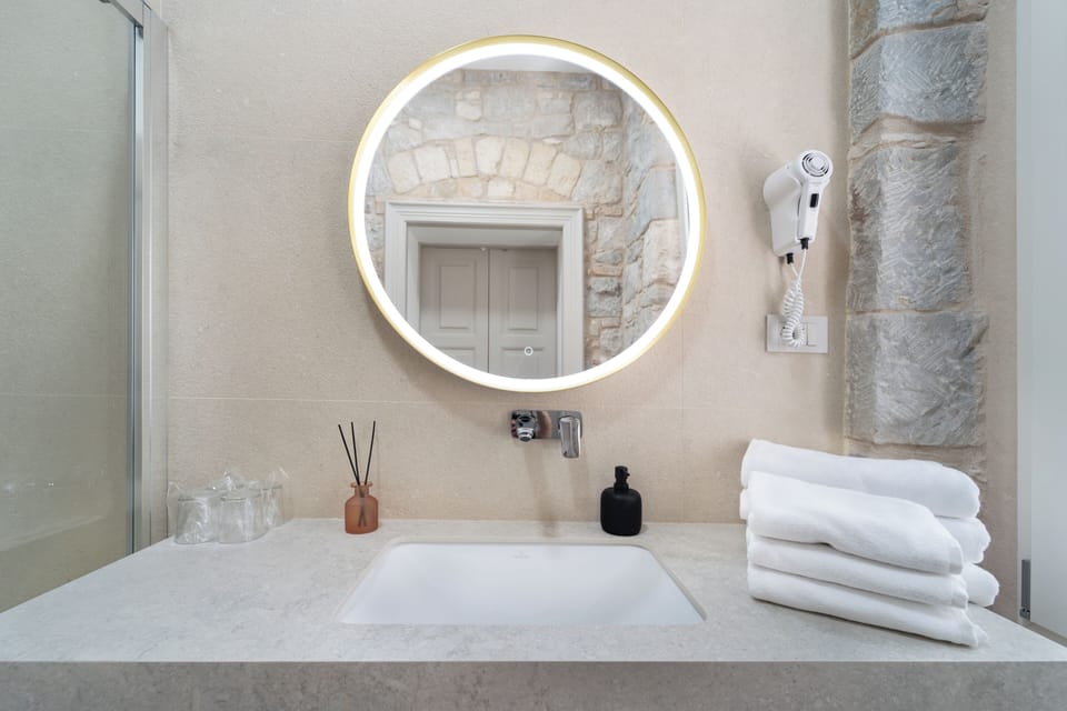 Triple Room, City View (7) | Bathroom | Shower, hair dryer, soap, shampoo