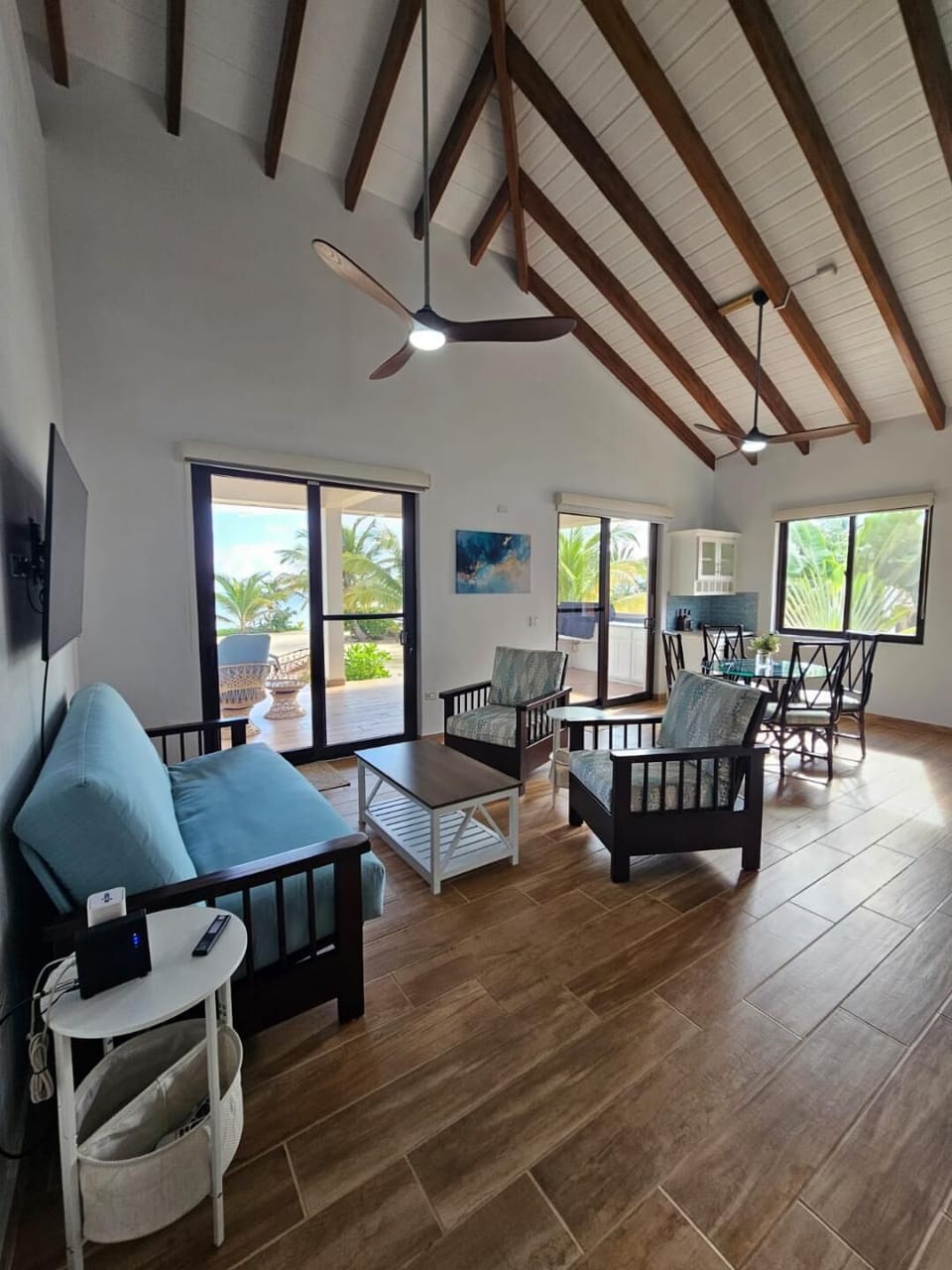 Livingroom with Dining Table & Ocean View