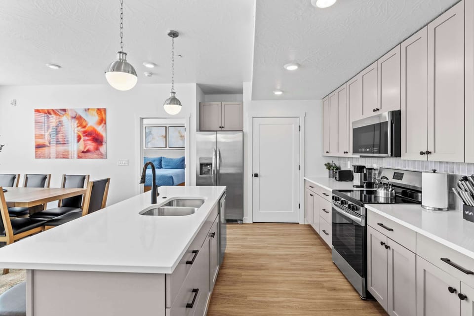 Condo, Multiple Beds, Kitchen (Easy Escape) | Private kitchen | Fridge, microwave, oven, stovetop