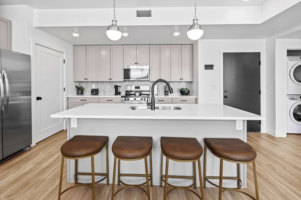 Condo, Multiple Beds, Kitchen (Easy Escape) | Private kitchen | Fridge, microwave, oven, stovetop