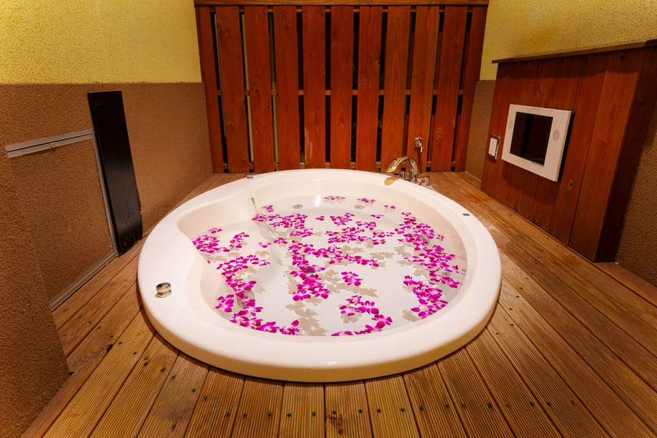 Separate tub and shower, jetted tub, designer toiletries, bathrobes