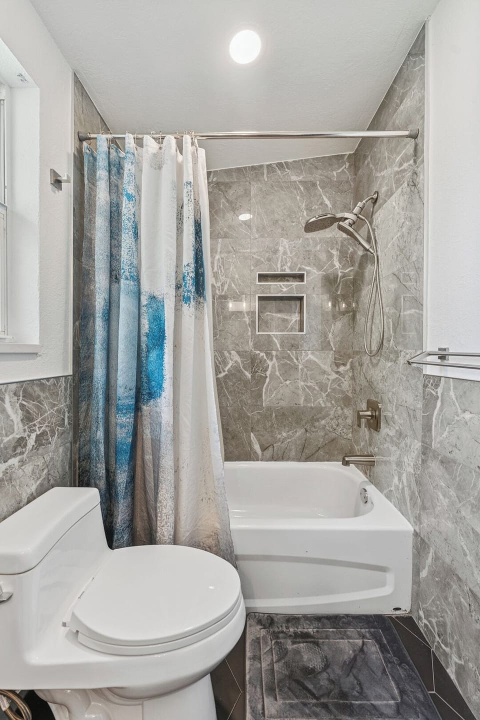 Modern Full Bathroom