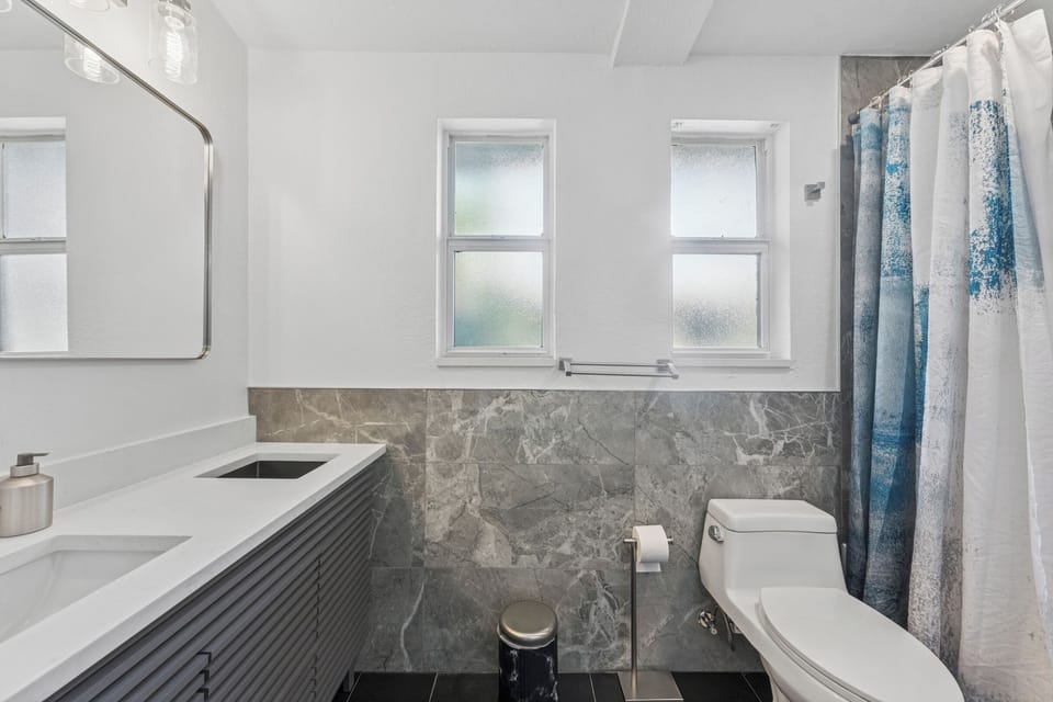 Modern Full Bathroom
