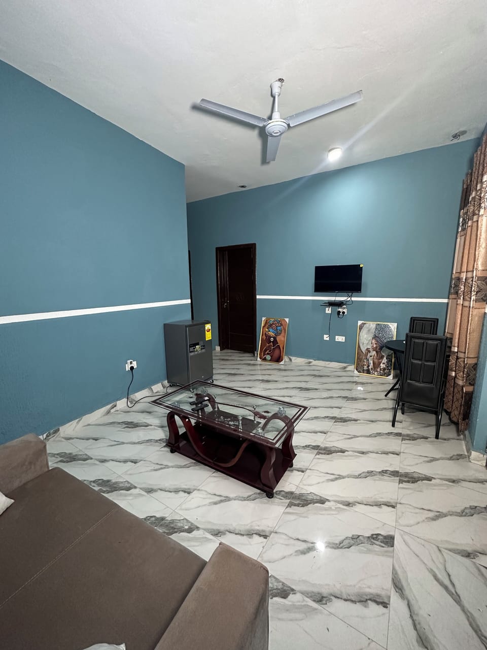 Deluxe Single Room, 1 King Bed | Living area | 32-inch LED TV with satellite channels