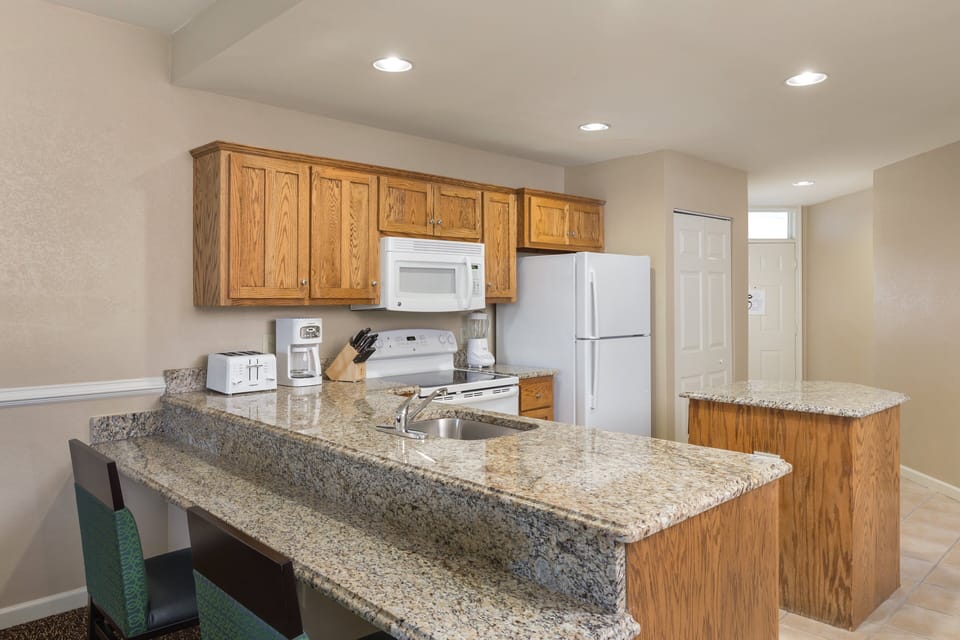Full-size fridge, microwave, oven, stovetop